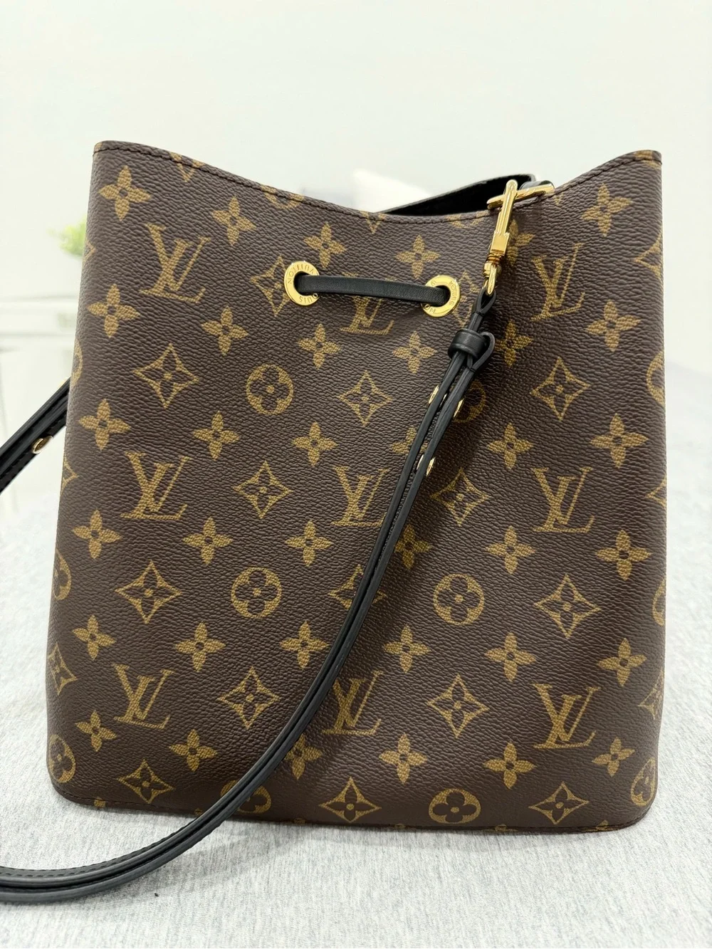 NEO NOE MM Louis Vuitton Monogram Canvas Bucket Shoulder Bag in Brown and Gold